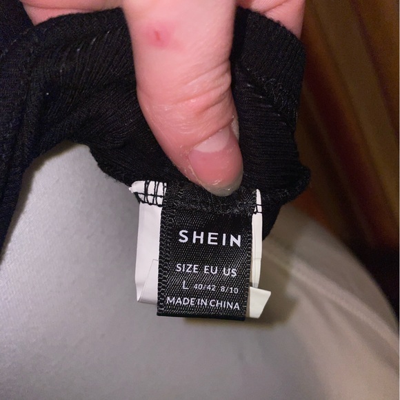 Tank top with flower cut out - Picture 3 of 3